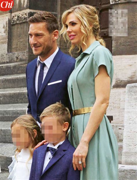 Totti e Ilary Blasi elegantissimi alla comunione dei figli 